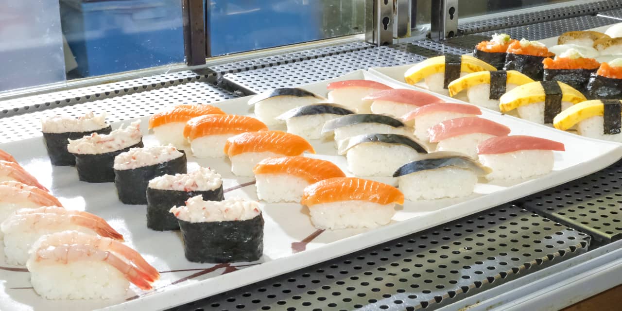 写真：生寿司が並ぶバイキングコーナー