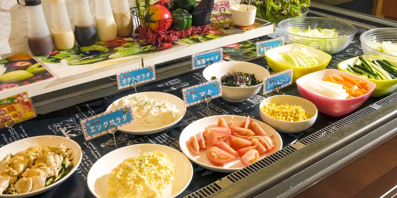 写真：サラダや生野菜が並ぶバイキングコーナー