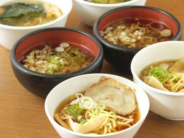 写真：麺類（ラーメンやそば）、スープ